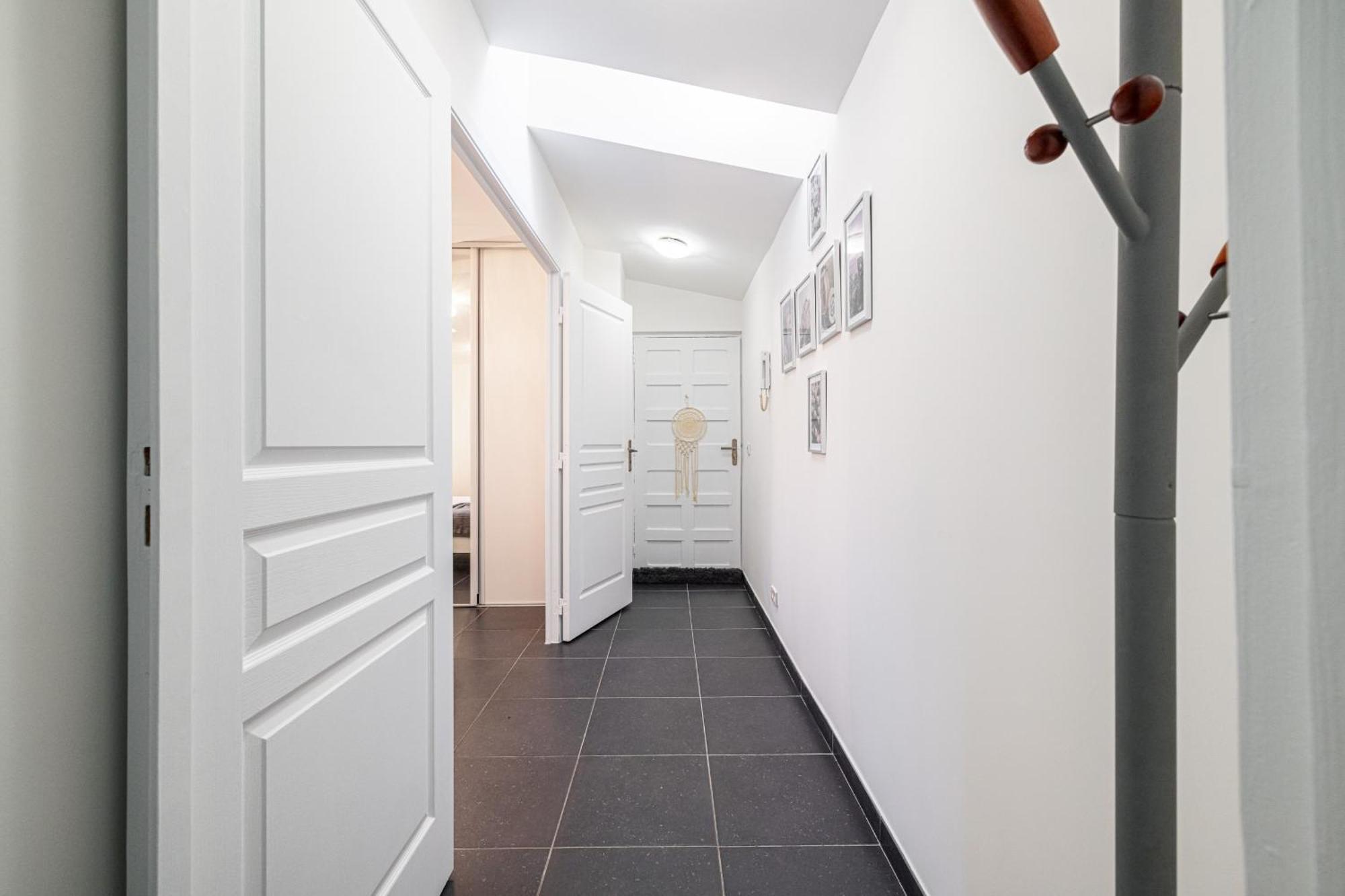 Large & Quiet 1 Bdr At Port
